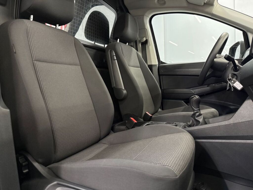 Volkswagen Caddy 2021 Musta