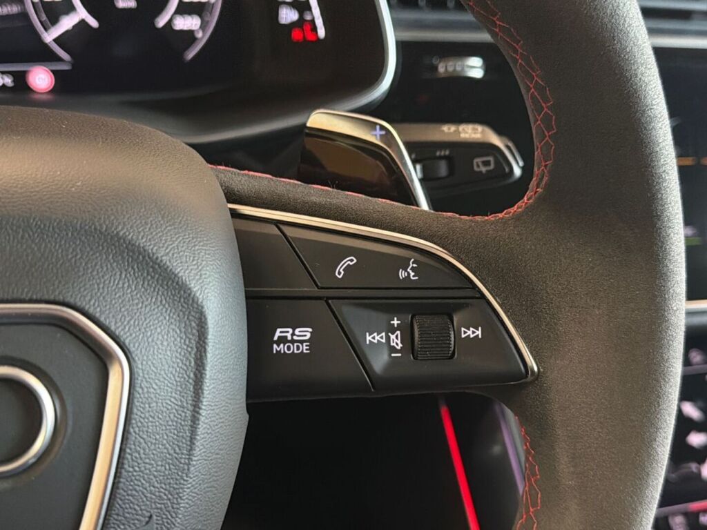 Audi RS Q8 2021 Musta