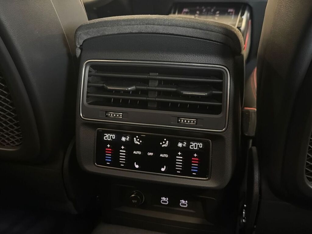 Audi RS Q8 2021 Musta