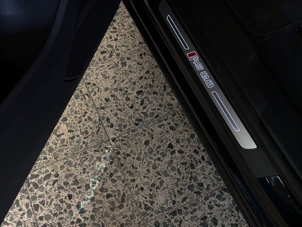 Audi RS Q8 2021 Musta