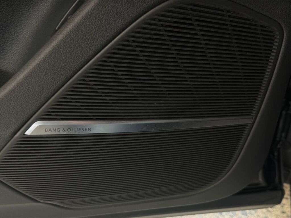 Audi RS Q8 2021 Musta
