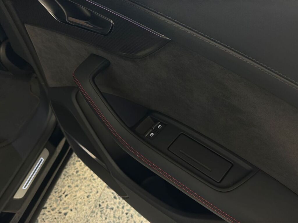 Audi RS Q8 2021 Musta