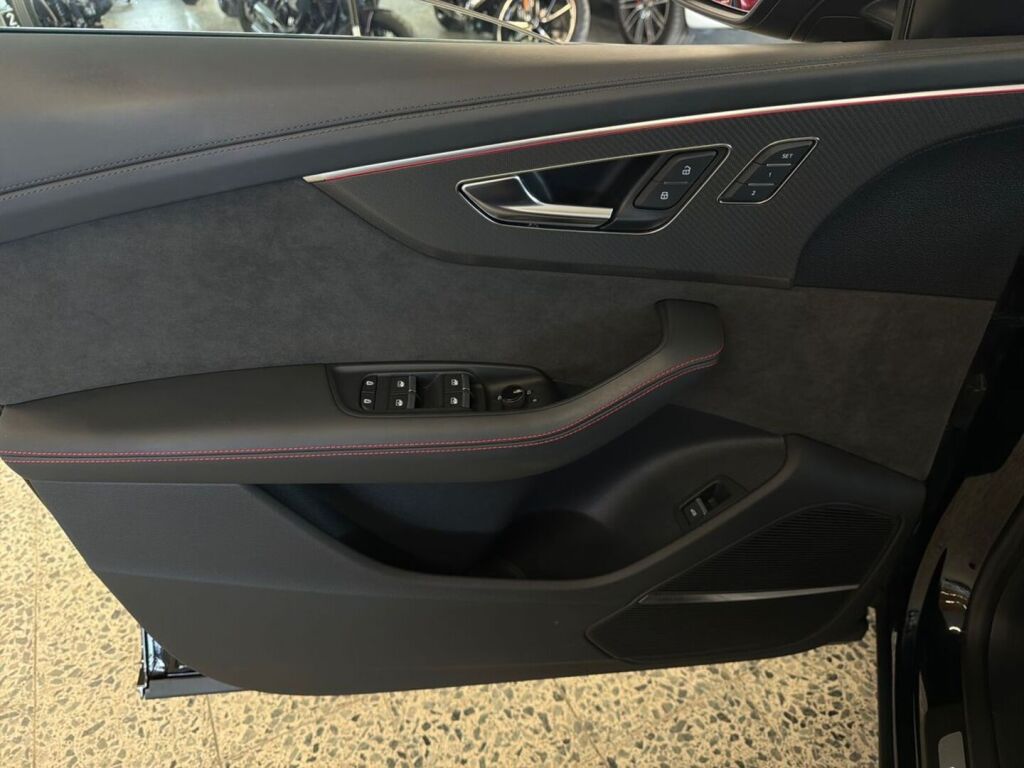 Audi RS Q8 2021 Musta