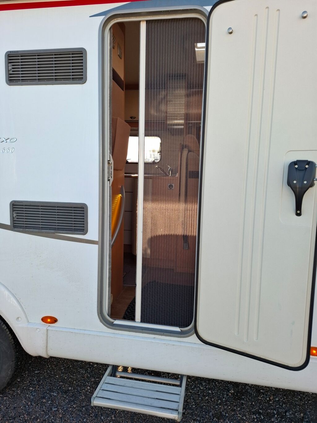 Bürstner Nexxo T 660 2011 Valkoinen