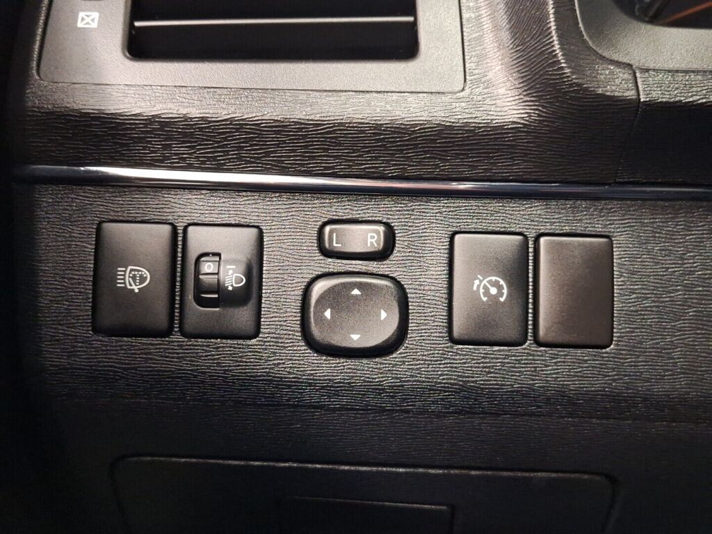 Toyota Avensis 2011 Punainen