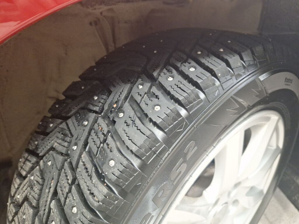 Toyota Avensis 2011 Punainen