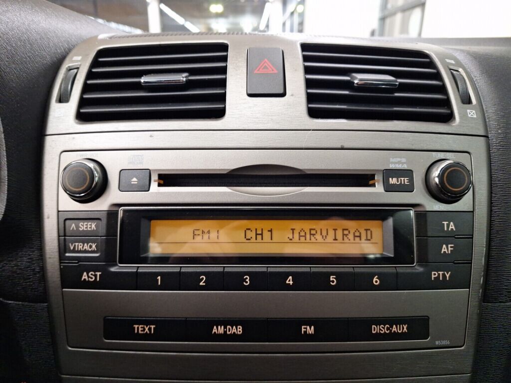 Toyota Avensis 2011 Punainen