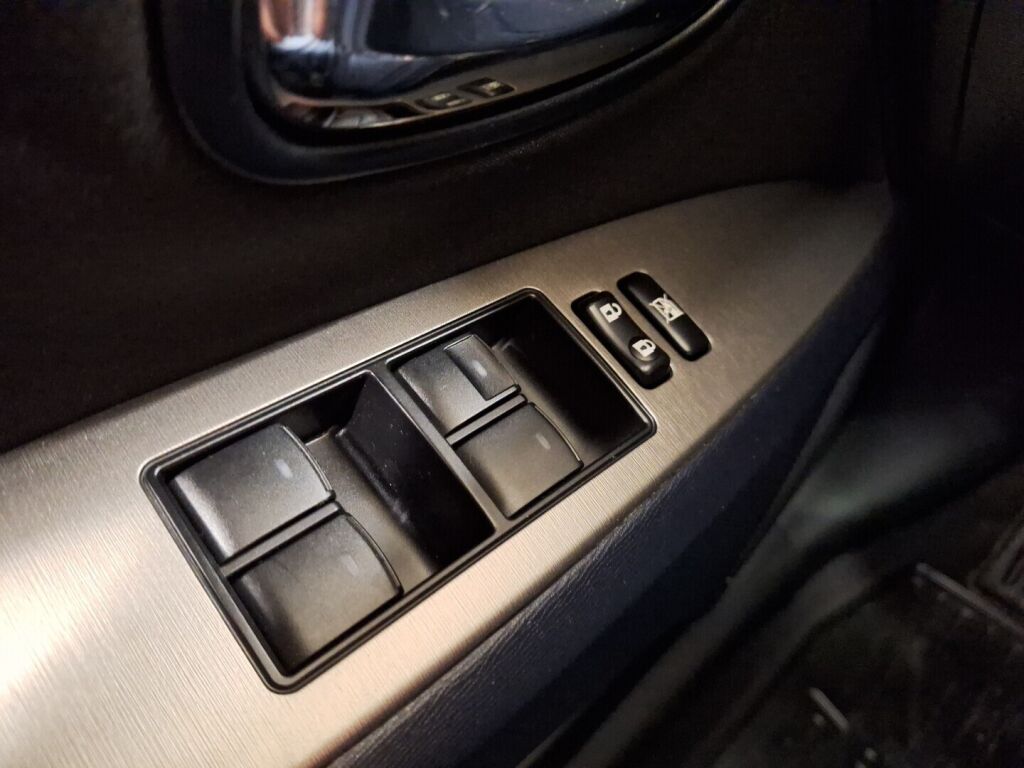 Toyota Avensis 2011 Punainen