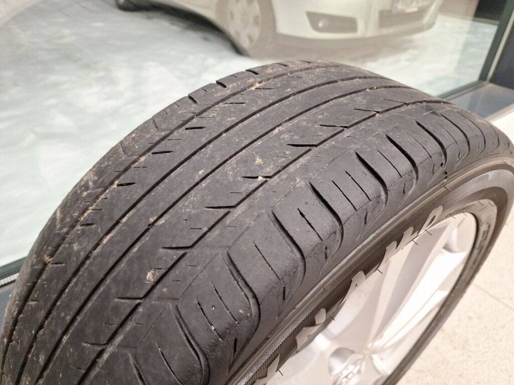 Toyota Avensis 2011 Punainen