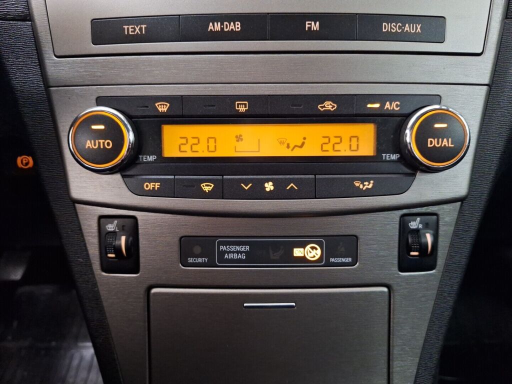 Toyota Avensis 2011 Punainen