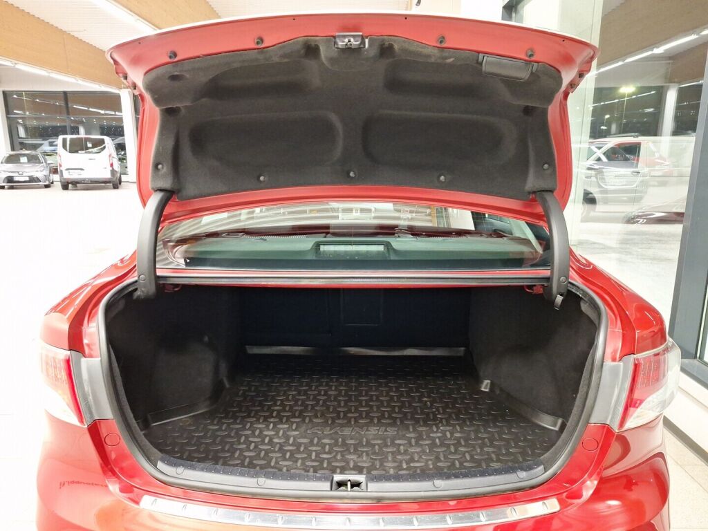 Toyota Avensis 2011 Punainen