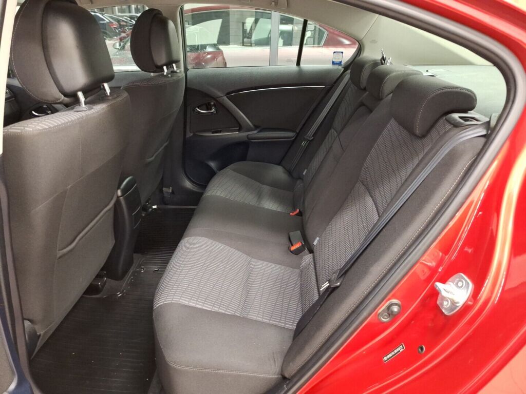 Toyota Avensis 2011 Punainen