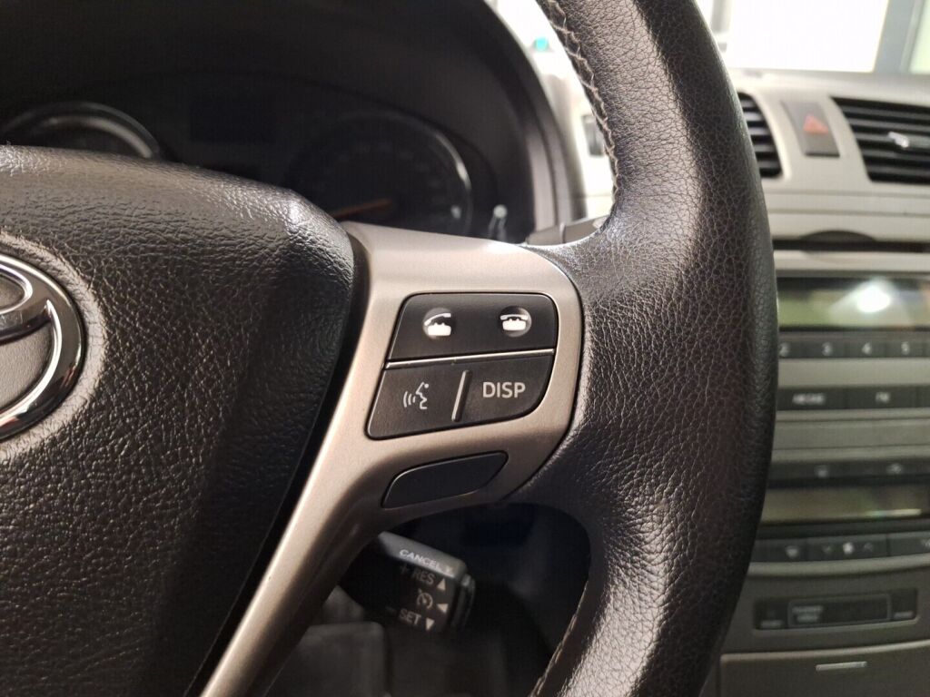 Toyota Avensis 2011 Punainen