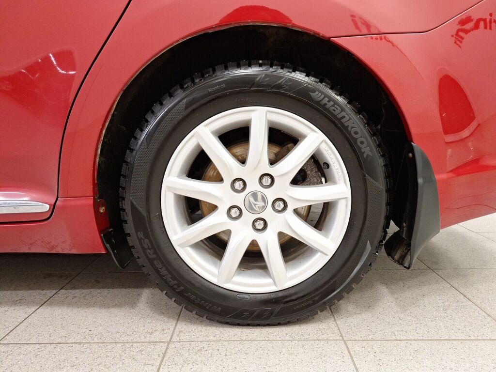 Toyota Avensis 2011 Punainen