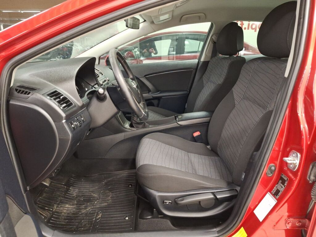 Toyota Avensis 2011 Punainen