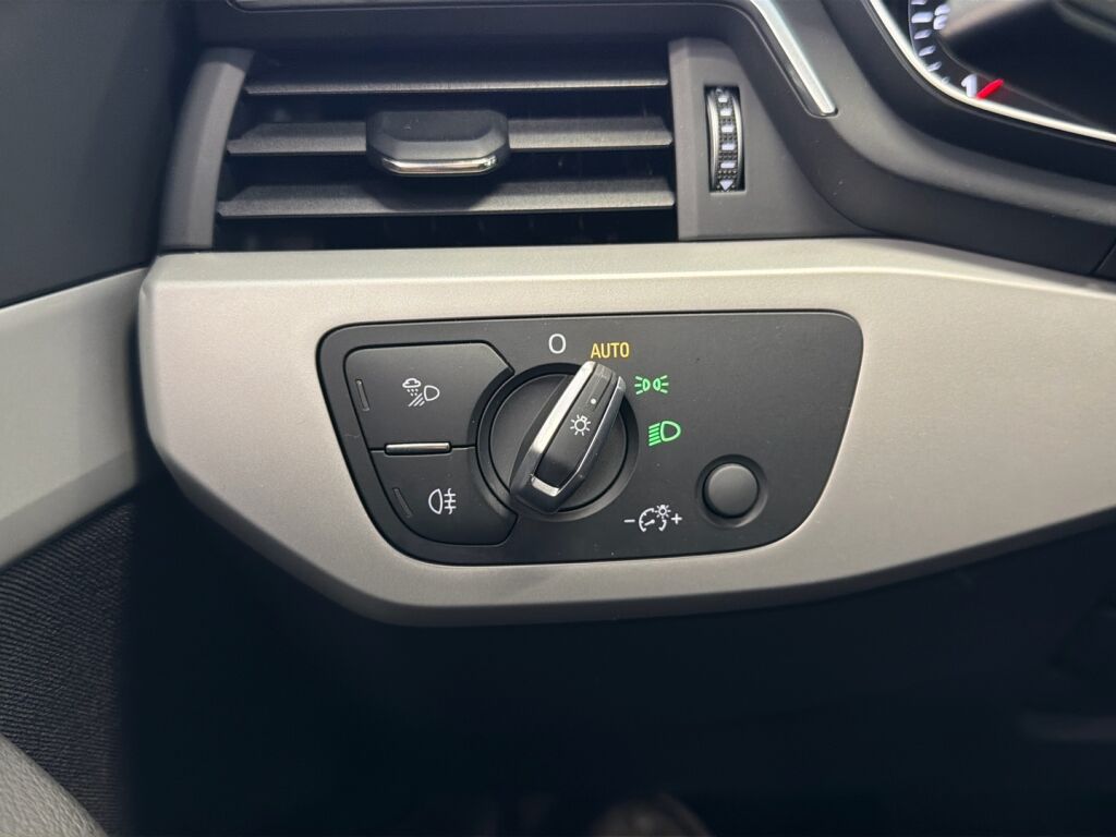 Audi A4 2020 Punainen