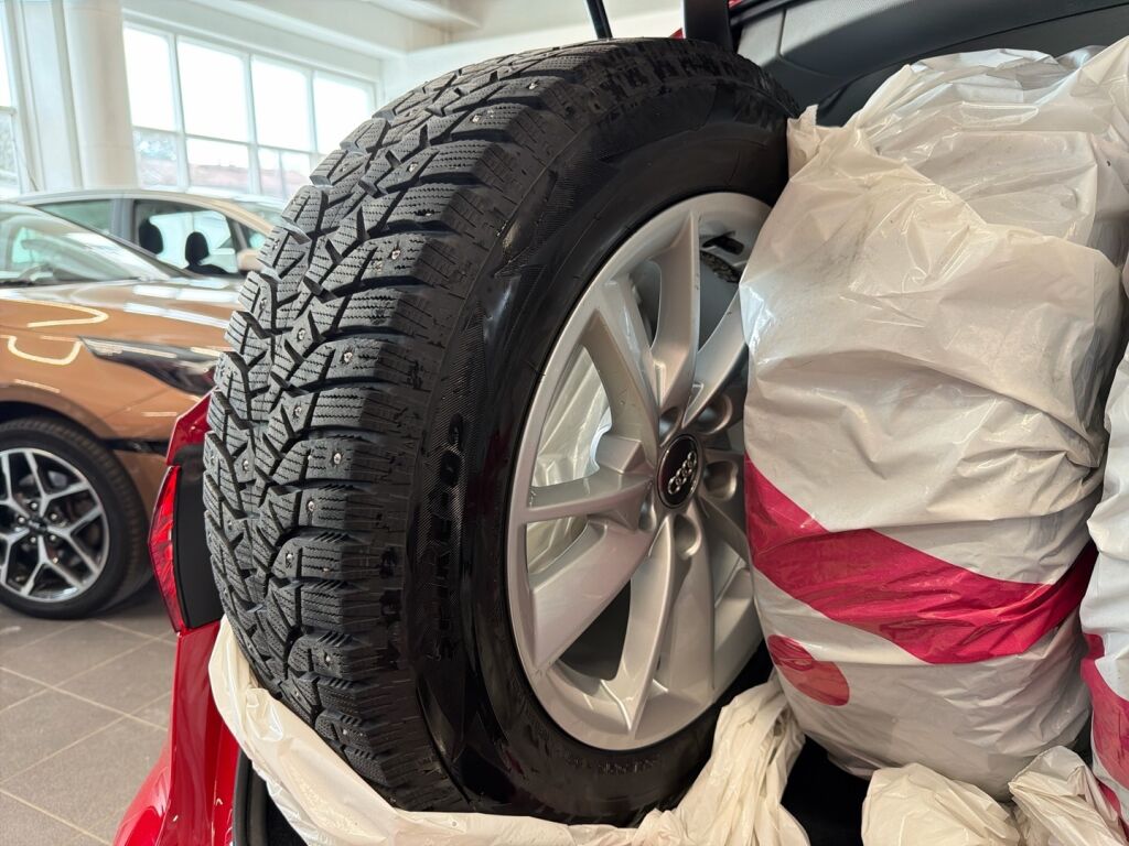 Audi A4 2020 Punainen