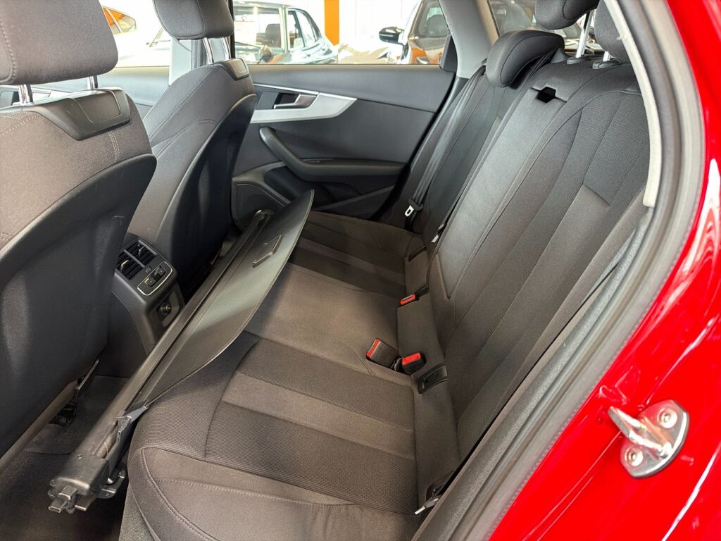 Audi A4 2020 Punainen