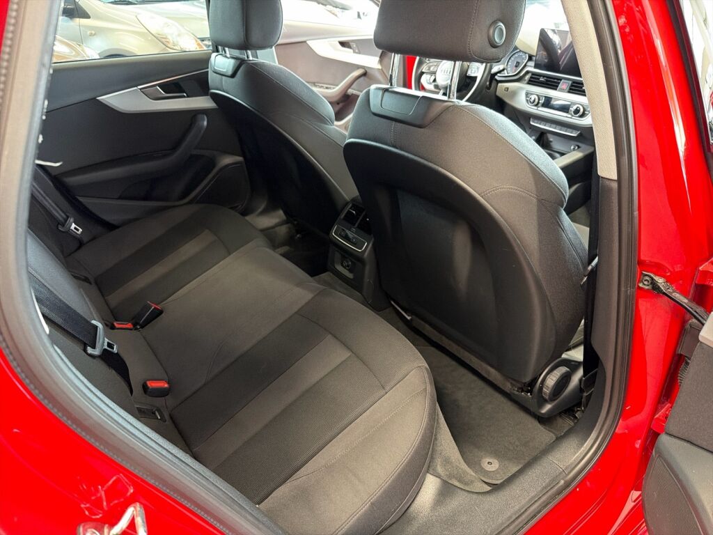 Audi A4 2020 Punainen