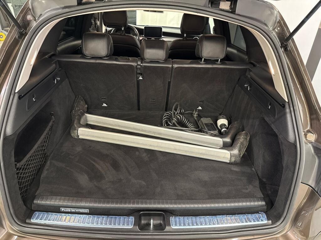 Mercedes-Benz GLC 2018 Ruskea (beige)