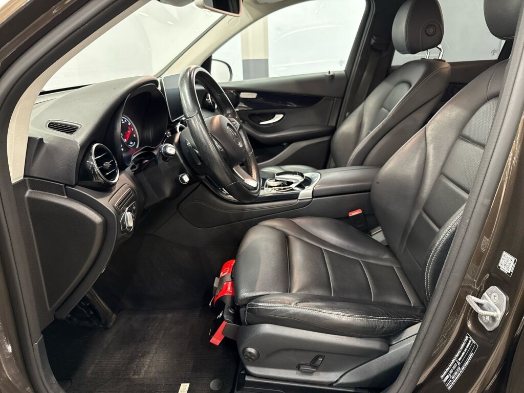 Mercedes-Benz GLC 2018 Ruskea (beige)