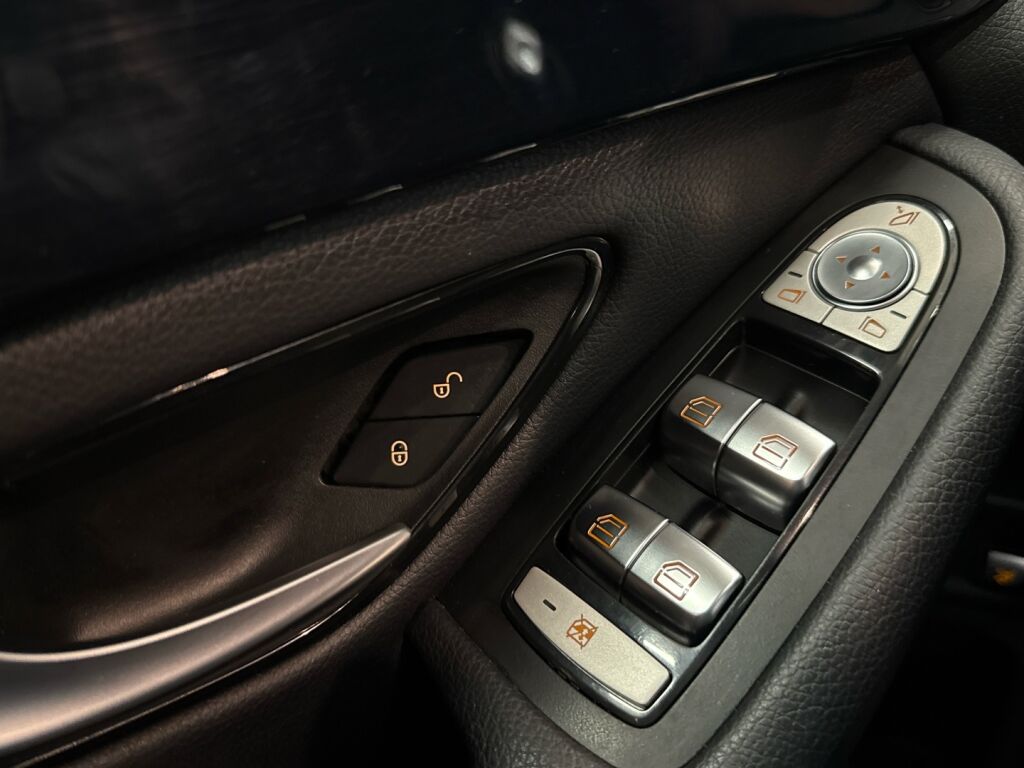 Mercedes-Benz GLC 2018 Ruskea (beige)