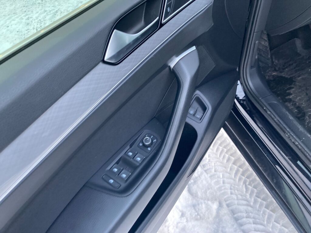 Volkswagen Passat 2020 Musta