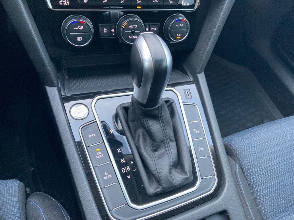 Volkswagen Passat 2020 Musta