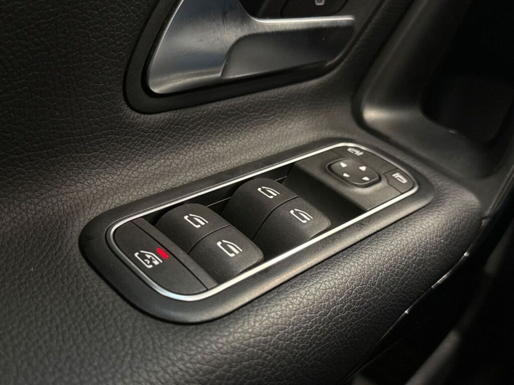 Mercedes-Benz A 2019 Valkoinen