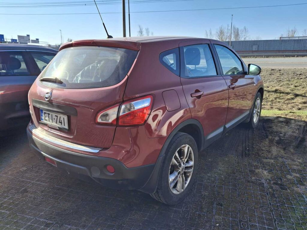 Nissan Qashqai 2011 Punainen