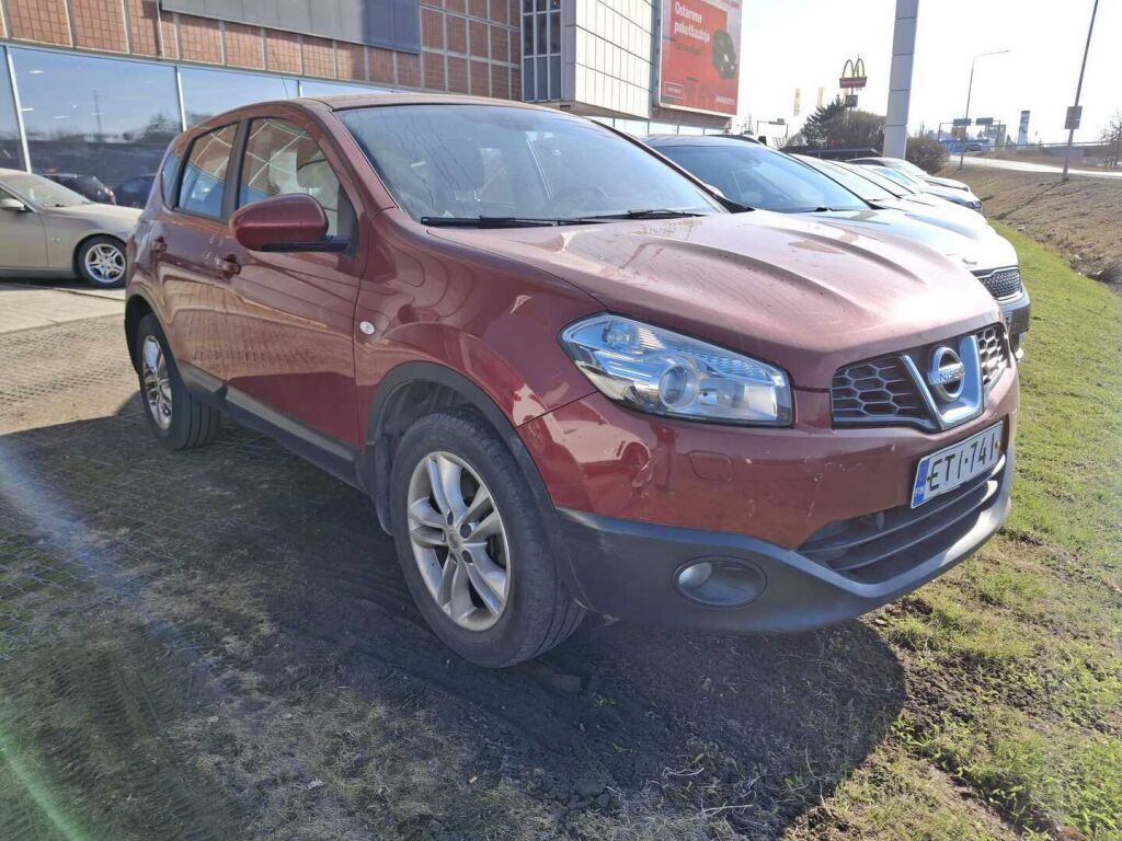 Nissan Qashqai 2011 Punainen