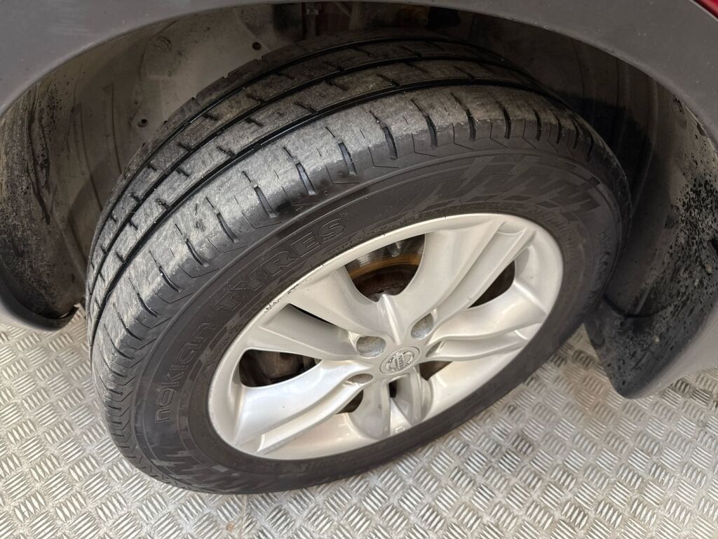 Nissan Qashqai 2011 Punainen