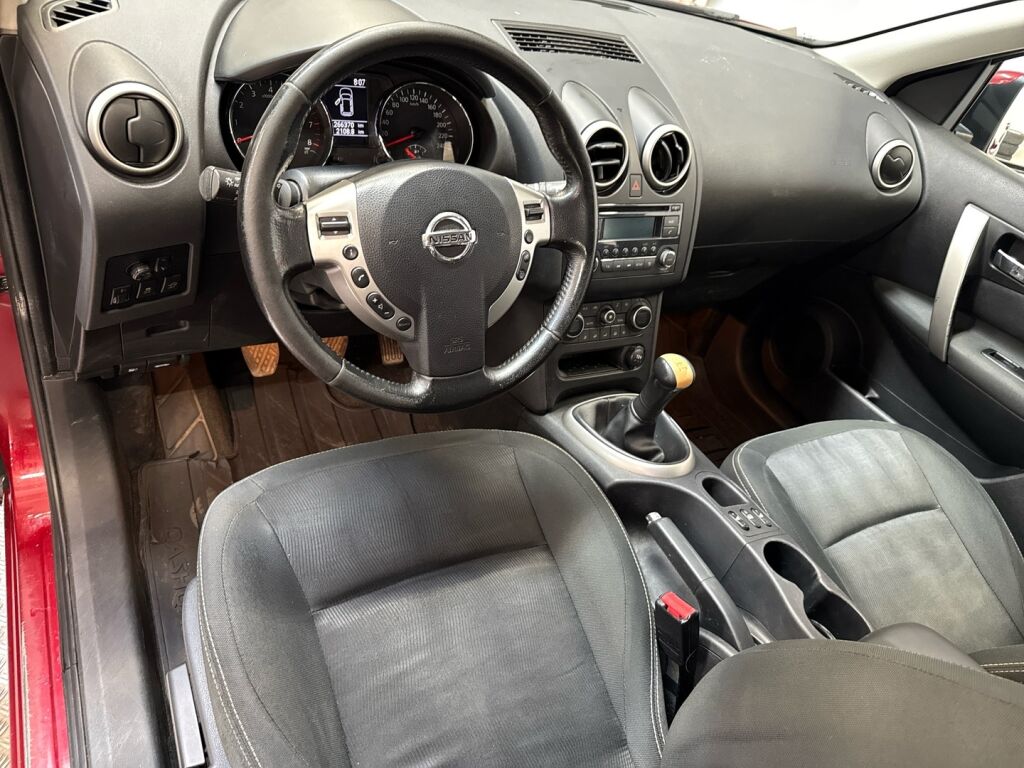 Nissan Qashqai 2011 Punainen