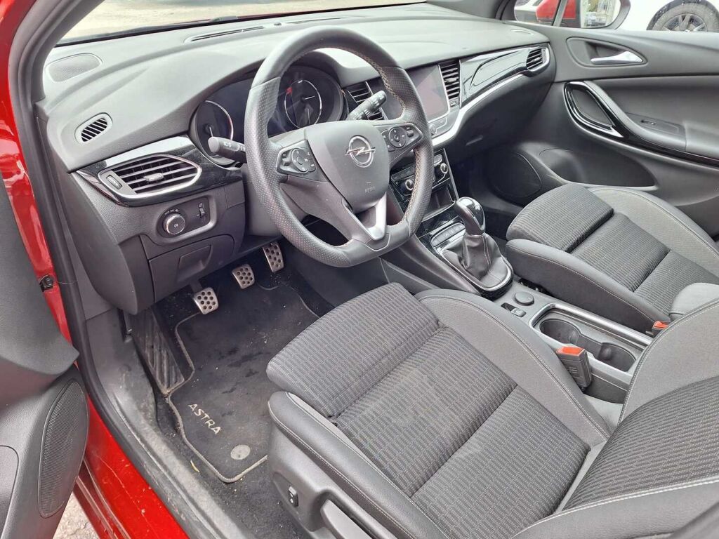 Opel Astra 2020 Punainen