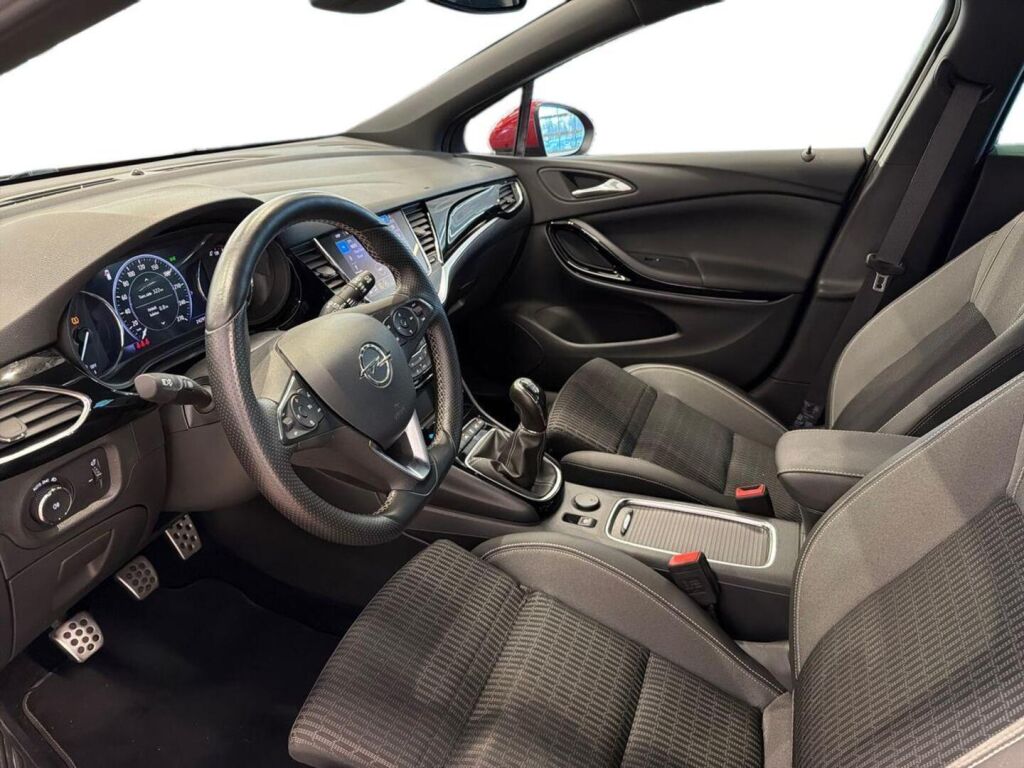 Opel Astra 2020 Punainen