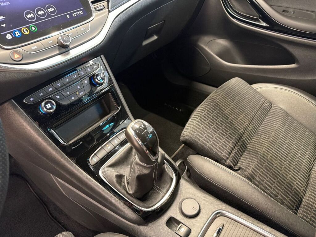 Opel Astra 2020 Punainen