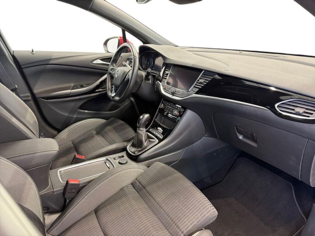 Opel Astra 2020 Punainen