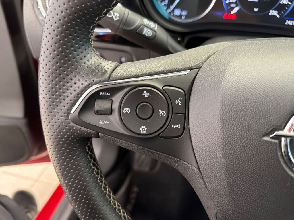 Opel Astra 2020 Punainen