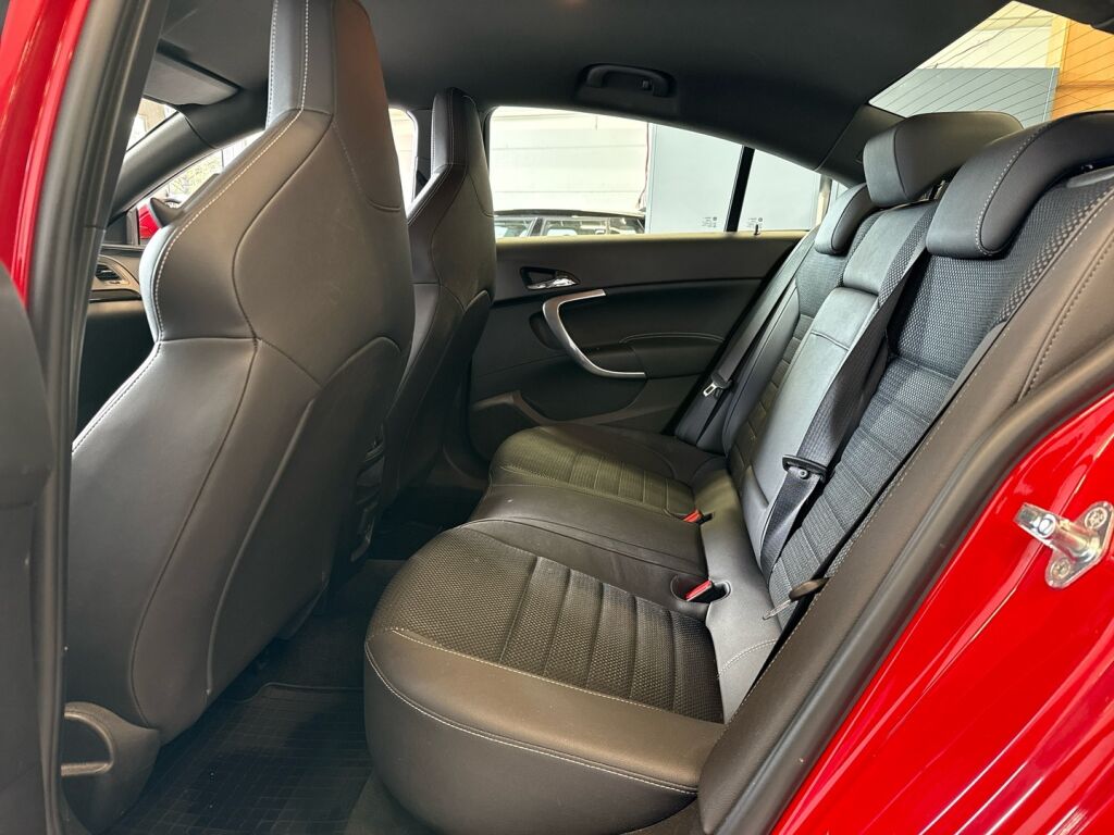 Opel Insignia 2011 Punainen