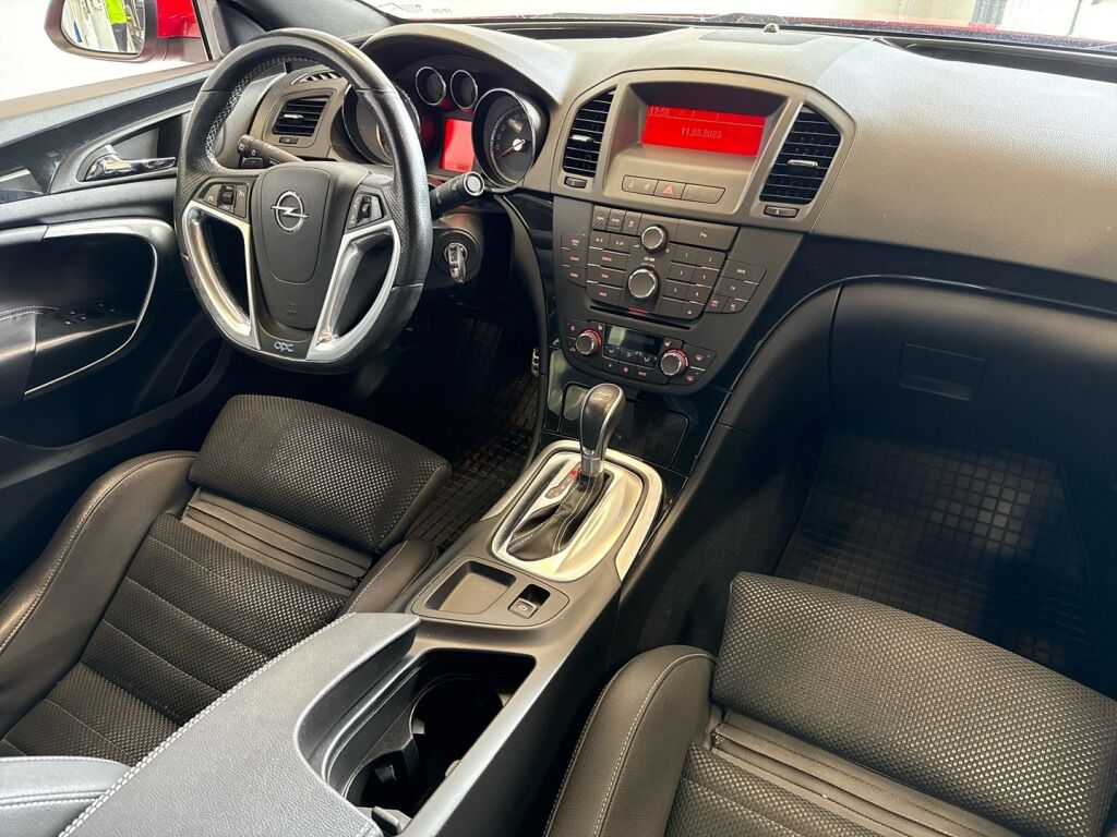 Opel Insignia 2011 Punainen