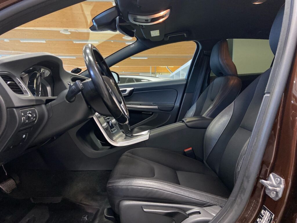 Volvo V60 Cross Country 2017 Ruskea (beige)