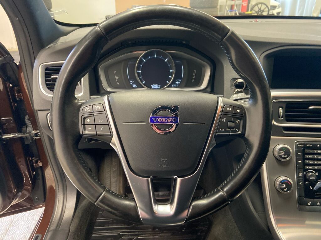 Volvo V60 Cross Country 2017 Ruskea (beige)