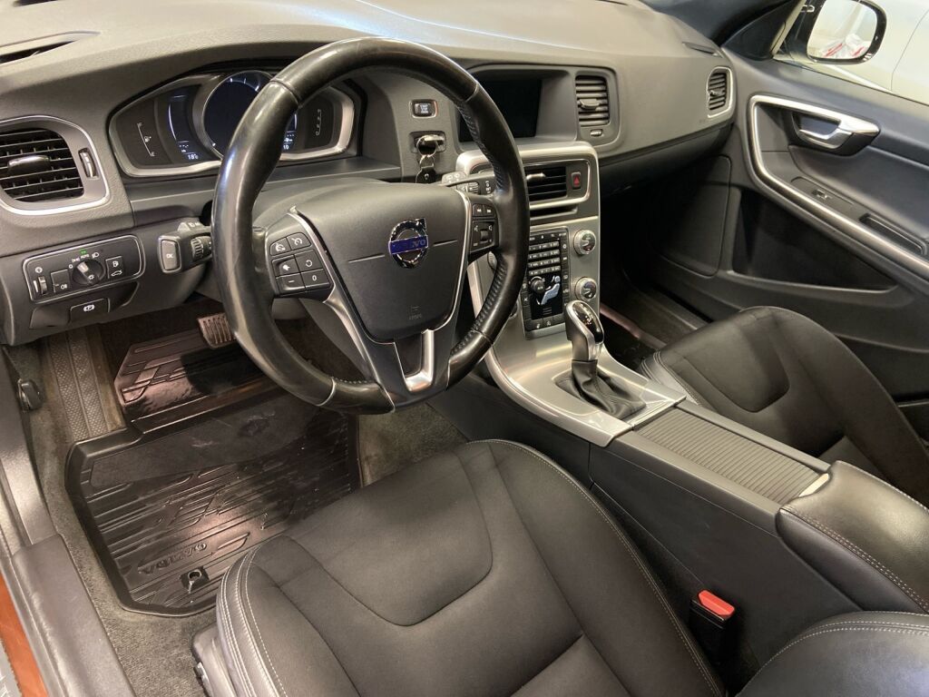 Volvo V60 Cross Country 2017 Ruskea (beige)