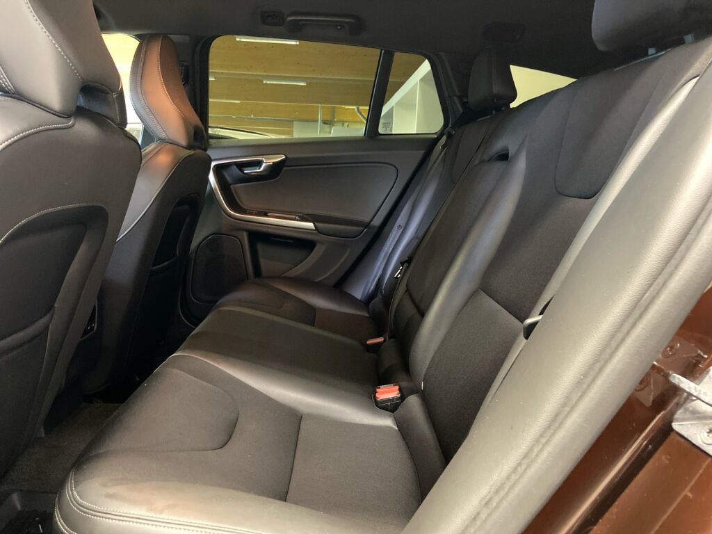 Volvo V60 Cross Country 2017 Ruskea (beige)