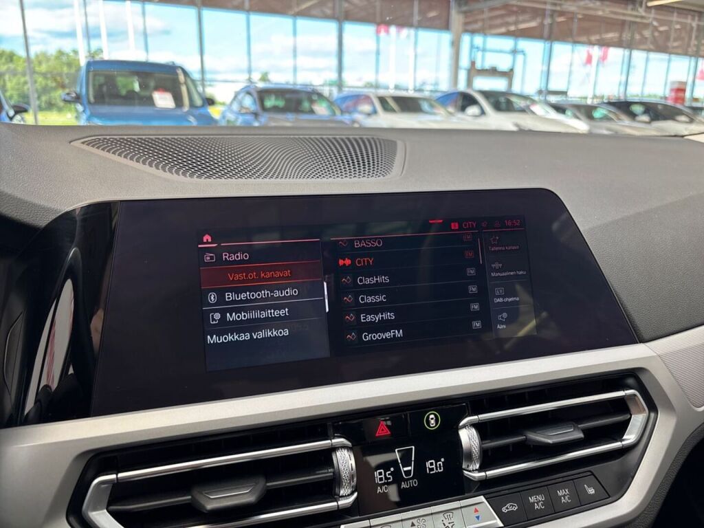 BMW 320 2021 Oranssi