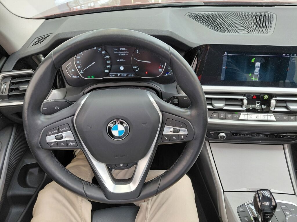 BMW 320 2021 Oranssi