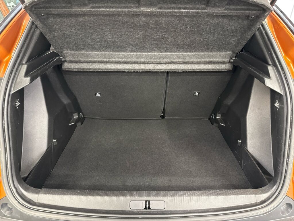 Peugeot 2008 2021 Oranssi