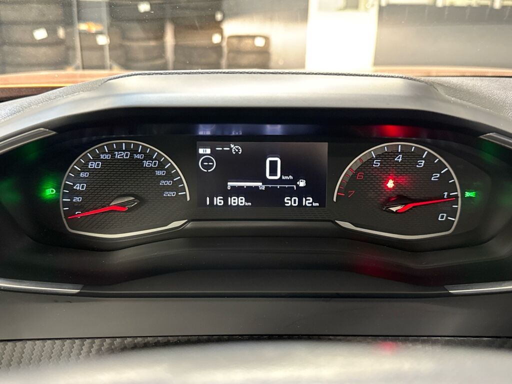 Peugeot 2008 2021 Oranssi