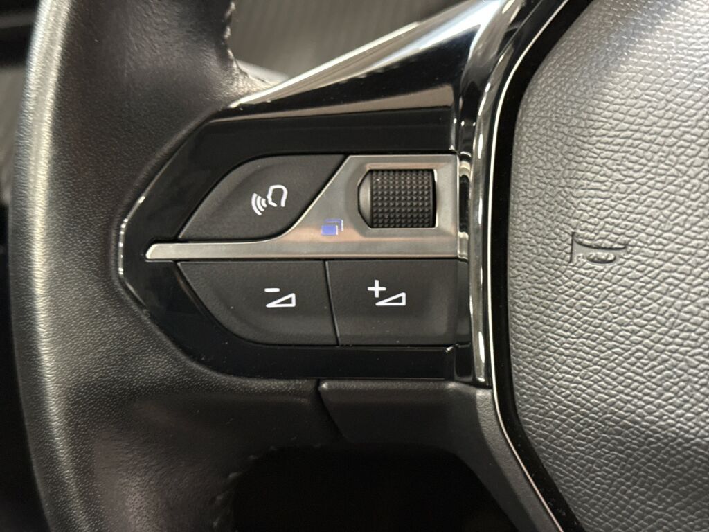 Peugeot 2008 2021 Oranssi