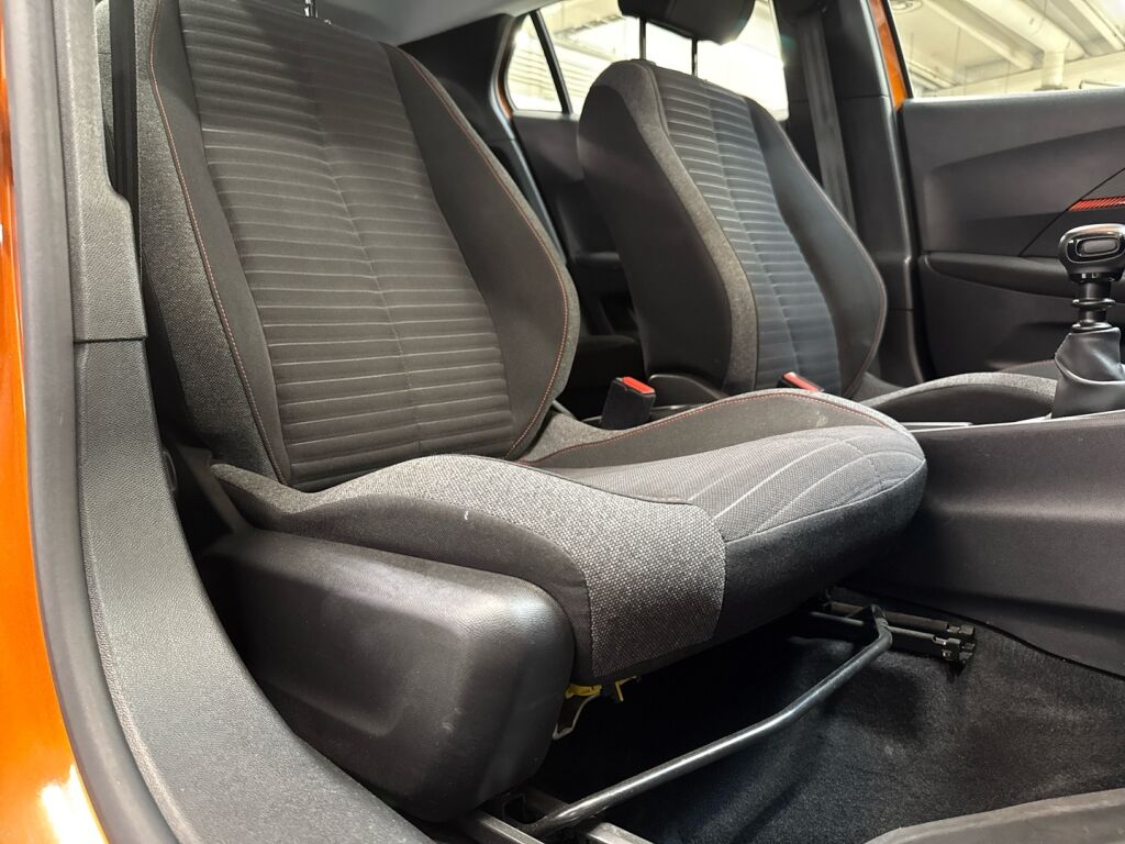 Peugeot 2008 2021 Oranssi